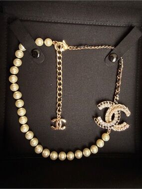 CHANEL Necklace with Pearls and Lambskin Leather Gold CC Chain Necklace Like New